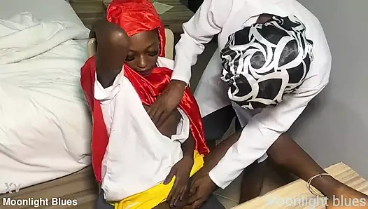 Tatil ofisi ziyaretçisi büyük zenci doktorlarını baştan çıkarıyor