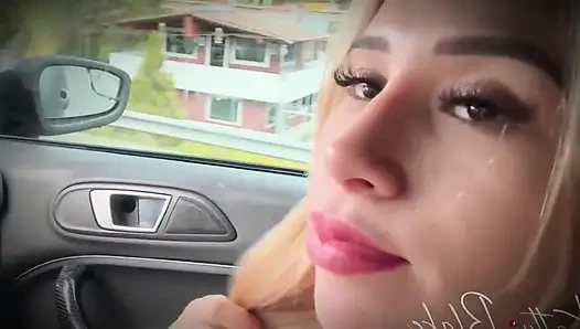 Araba sürülürken bir çekici kamyonun içinde seviştik