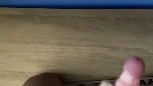 Gece geç saatlerde boşalıyor. Azgın twink boy