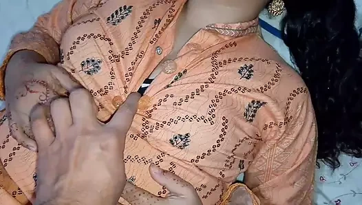 Kocası Hintli evli kadınla seks yapıyor - dölleme ve sıkı amcık sikişi