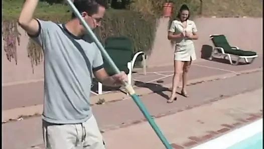 Milf dizlerinin üzerinde bir horoz emme ve taşaklarıyla oynuyor