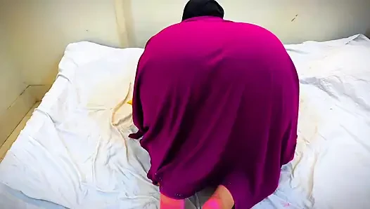 árabe hijab menina insere brinquedo em gordinha grande rabo buraco, prazer