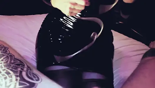 Ateşli domina eva lateks yarakla oynuyor cbt oyuncakları bdsm sapık kadın egemenliği fetiş orta yaşlı seksi olgun sahibe sarışın