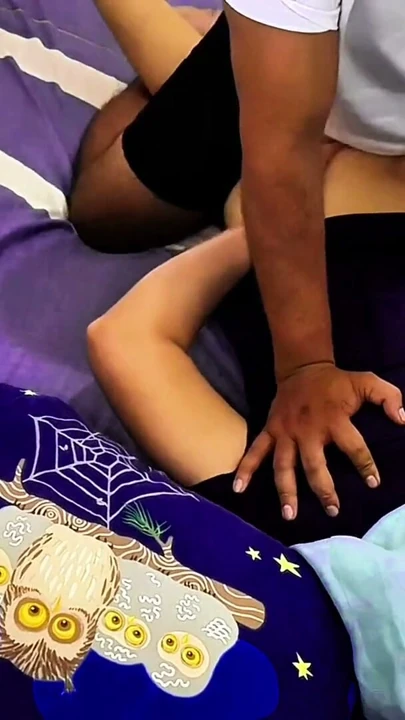 Mini etekli seksi kızla kebaya giymişken masaj yaparken şehvetli iç çamaşırı masajı | Bölüm 3