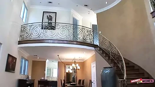 Büyük bir yarağı emiyor ve biniyor bu kızıl saçlı vixens rüyası gerçek oluyor