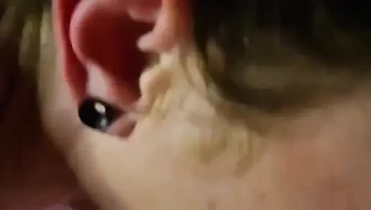 Seksi büyük memeli dövmeli esmer sikiliyor ve döl yutuyor