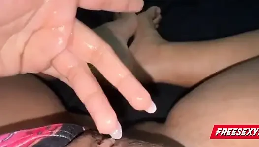 Ücretsiz porno: Üvey kız kardeşi götten sikilirken çok sert fışkırtıyor
