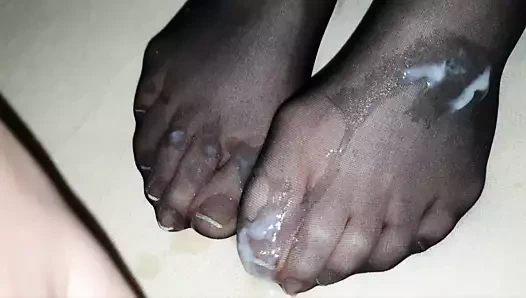 siyah naylon çorap karısının fransız ayak tırnaklarında büyük cum yük tarafından kapsanan ayrıntılı