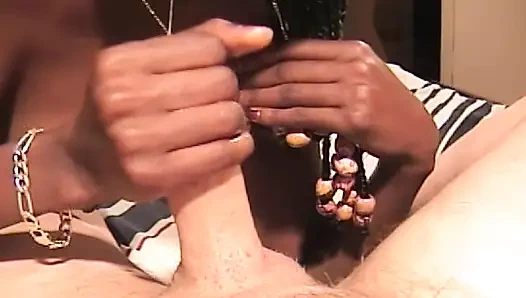 Zenci hemşire hastasını sikiyor