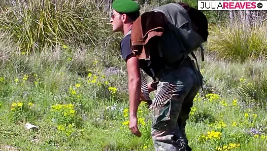 Ateşli kız sıkı deliklerine büyük bir yarak sokuyor