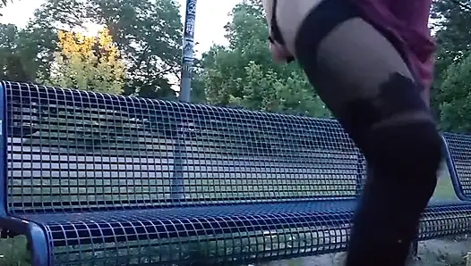 Kafese bağlı amatör kadın kılıklı eller serbest bir park bankında anal doruk noktası