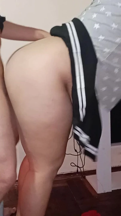 Эпический момент из "Мой сводный брат берет меня в свою комнату, он ставит меня на колени и кладет свой большой член мне в рот, чтобы я могу"