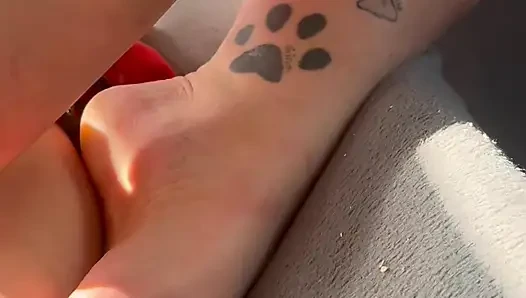 O ve azgın ayakları boşalıyor
