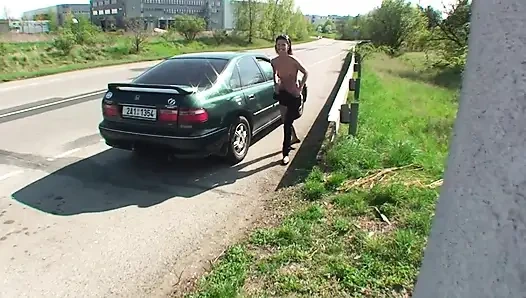 Edepsiz amatör bir sürtük için açık havada oral seks