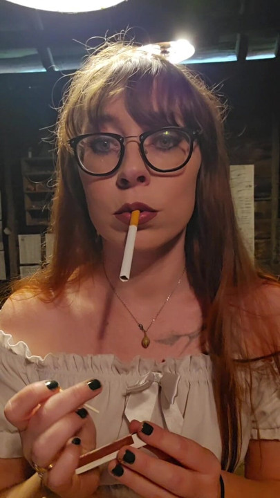 Sigara içen kızıl saçlı orta yaşlı seksi kadın maç aydınlatmayı ve sert sakso çekmeyi seviyor