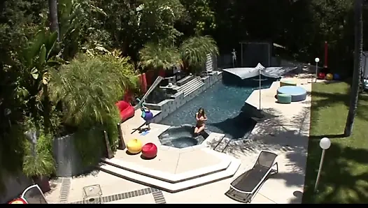 Alex Chance'in göğüsleri arasında