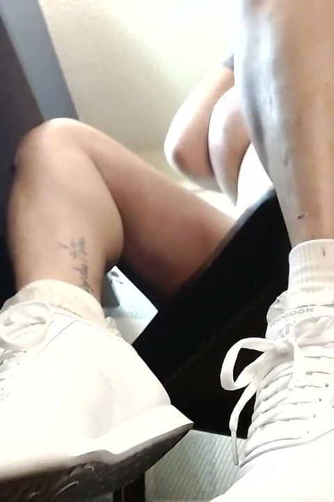 Beyaz reebok prenses spor ayakkabılar boğuk çoraplar seksi azdırıyor