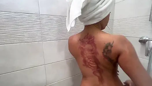 Üvey anne aynı yatağı paylaşıyor ve anal seks yapıyor