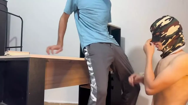Twink tutkuyla büyük yarak emiyor