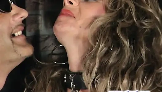 Köle olgun dövmeli sürtük stüdyoda