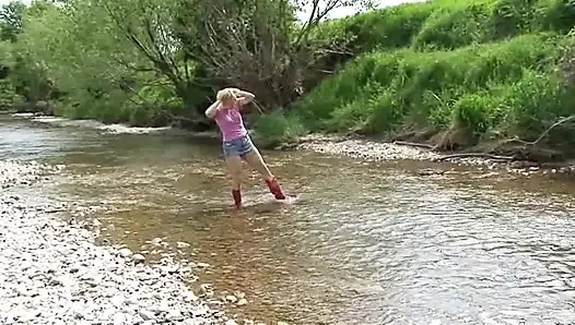 Çarpıcı sarışınla açık havada işiyor