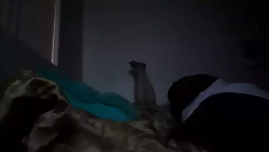 Milf tht kedi yememe izin vermek için geri geldi