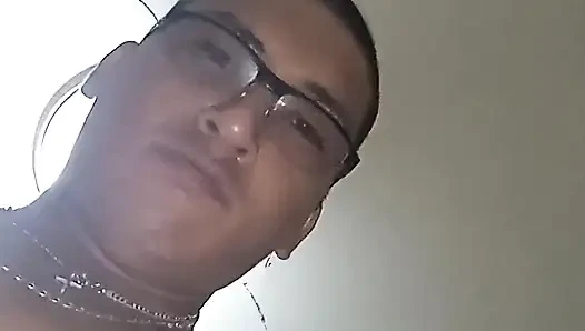Utangaç kız bacaklarını açıyor