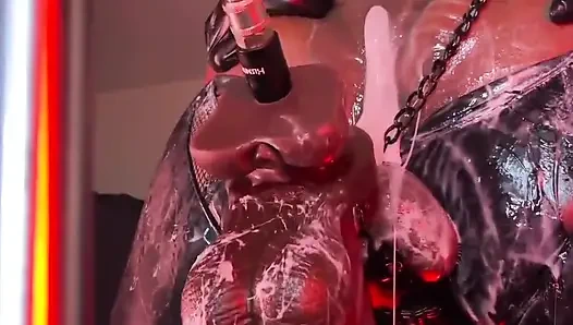 Göt makinesinde yoğun kremsi sikiş - ağzı açık ve osurmalı baloncuklar