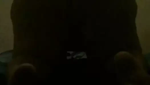 Ağır çekim yatakta twerk yapıyor