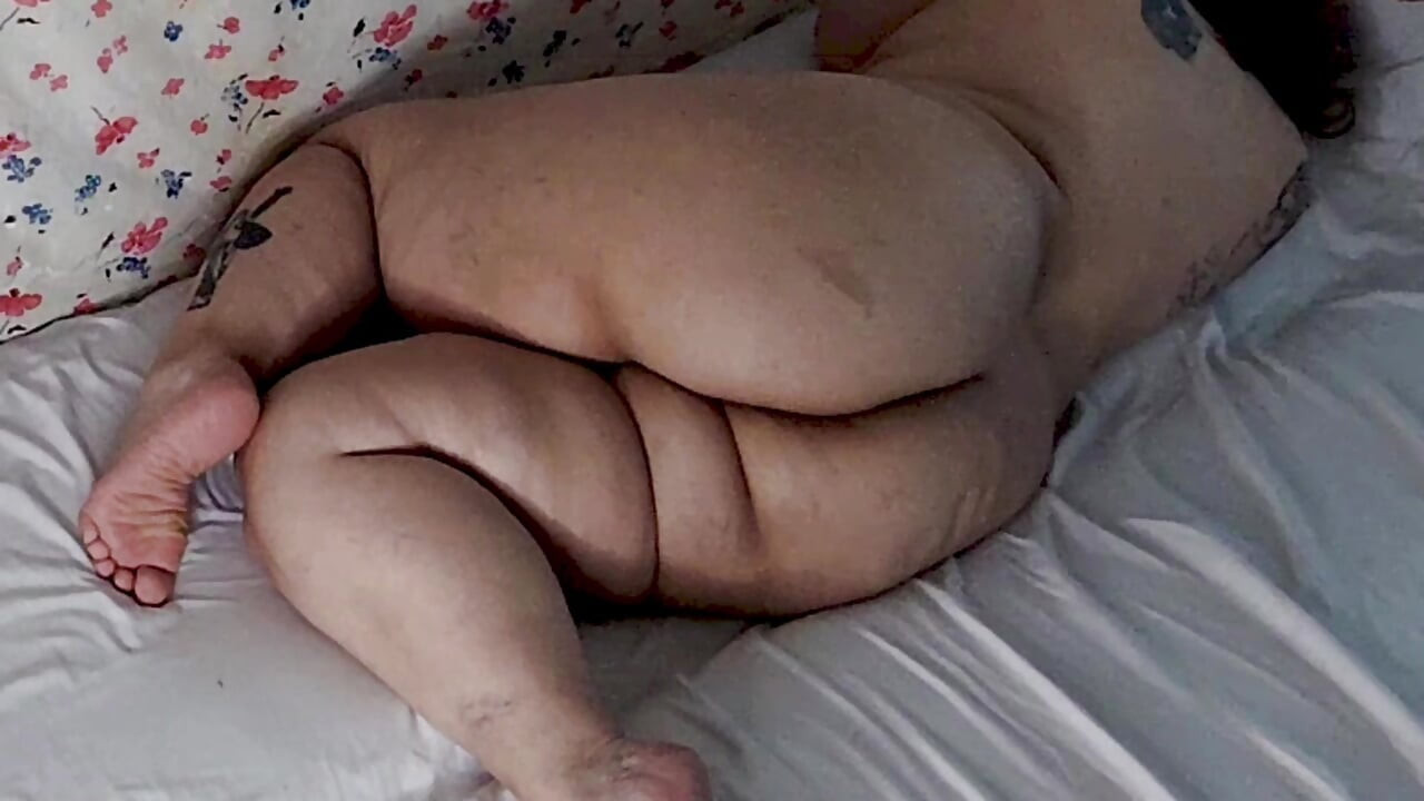 Olgun evli kadınlar evinde büyük zenci ile üremeye hazırlanıyor. Kocası izliyor
