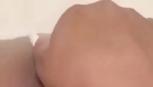 Sıcak siyah bebek sürtme kedi içinde the tub