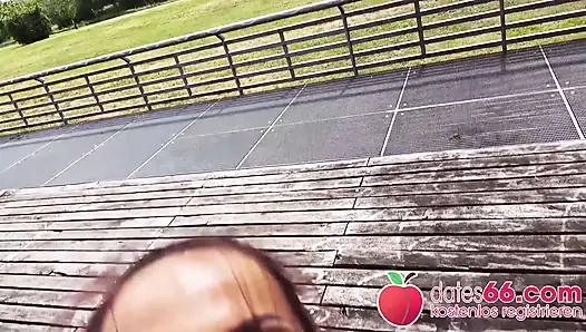 Halka açık parkta sikici: tombul esmer (26 yaşında)