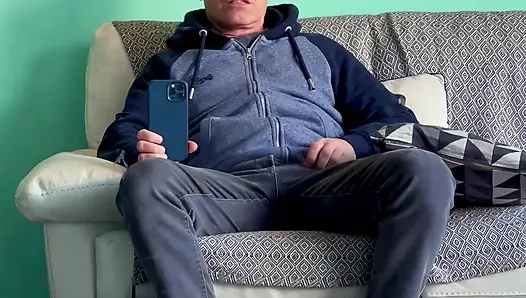 Riskli berber dükkanı yakındaki insanlarla orgazm olmak için döl ovuyor