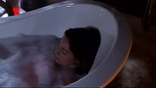 Kelly brook: seksi banyo kızı - smallville