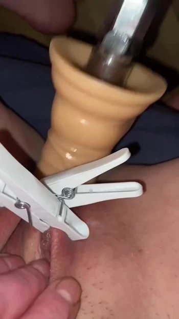 Первый раз пробует машину для траха с зажимами на киске