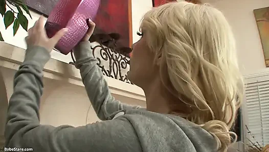 Genç kız sadece sert sikilmek istiyor