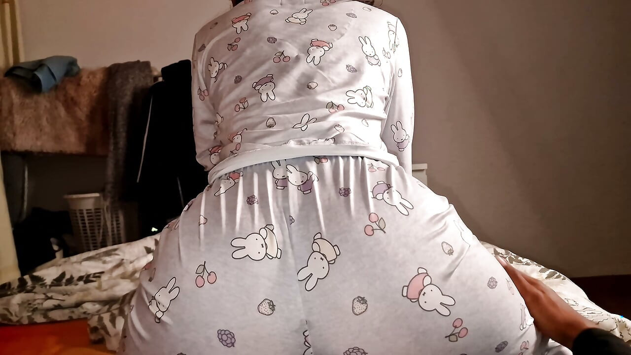 18-year-old virgin stepdaughter comes to my bed and ends up losing her virginity for the first time
