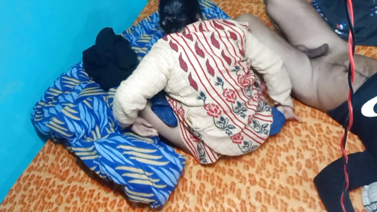 Tombul kız emiyor ve sikişiyor.