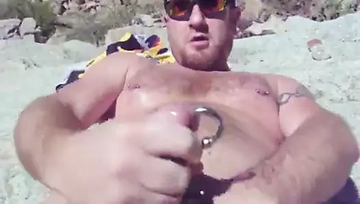 Oso se la casca en playa nudista