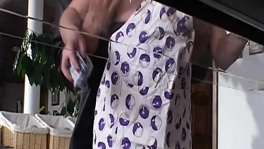 Esmer Alman ev hanımı oyuncak kullanıyor ve büyük yarak çağına biniyor