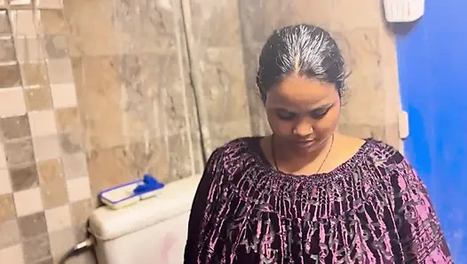 Padosan ile tüm gece durmadan ateşli banyoda sikişiyor