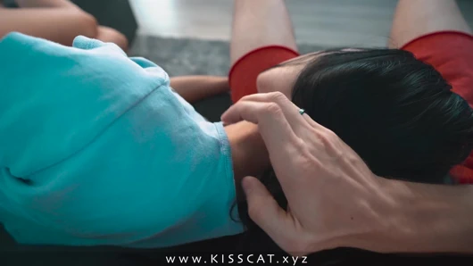 Üvey oğul televizyon programı izlerken büyük yarağını alıyor ve üvey annesinin ağzını sikiyor! Üvey anne oral döllenmelerden nefret ediyor