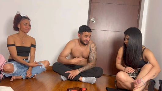 Amelia, Emma ve Lucas striptiz yapıyor