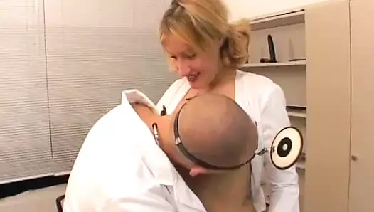 Mükemmel Alman hemşire iki doktor tarafından sikiliyor