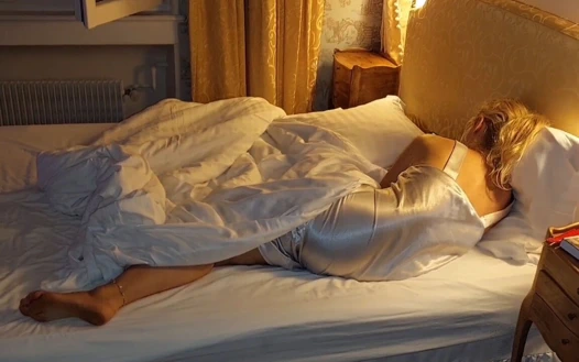 Amatör sarışın olgun evli kadın ve yatakta seks oyunları