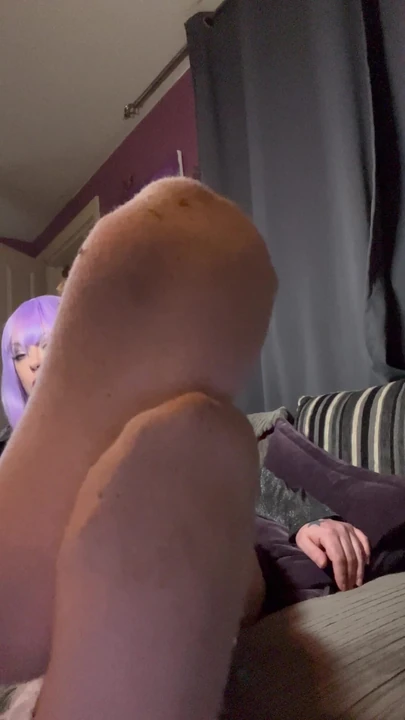 Размахиваю моими ступнями в грязных белых фрили носках