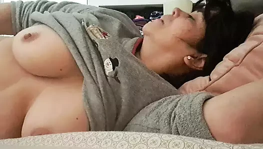 Üvey oğlum bana çok sert anal seks yapıyor ve kocam banyoda