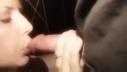 Şanslı adam iki sıcak civciv tarafından şişmiş alır