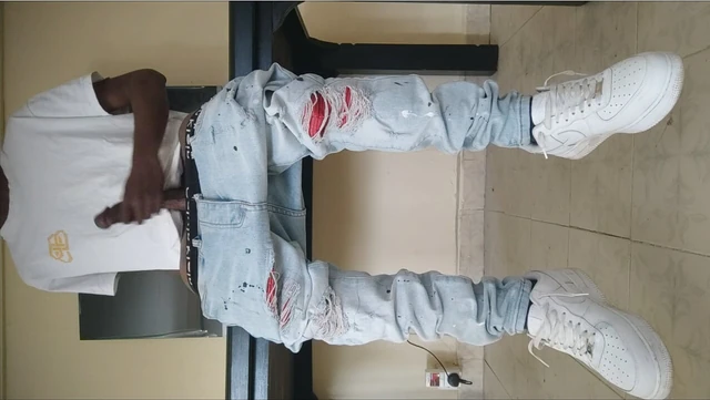 Черный с огромным хуем в уличной одежде дрочит и кончает (4)