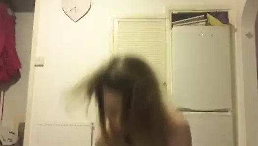 Seksi ateşli Katie göğüslerine sıcak losyon sürtüyor